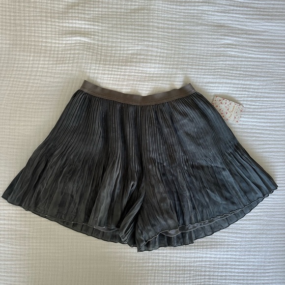 NWT Free People Crinkle‎ Pleat Flowy Whimsigoth Foil Skort Skirt Gunmetal Gray,S - Picture 3 of 10